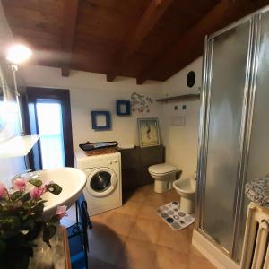 uma casa de banho com um lavatório e uma máquina de lavar roupa em Nuovo interno Nuova atmosfera Stazione Beato Matteo em Vigevano