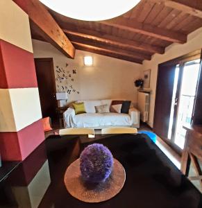 維傑瓦諾的住宿－Nuovo interno Nuova atmosfera Stazione Beato Matteo，一间房间,配有一张床和一张桌子,上面有花瓶