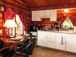 a kitchen with a table and chairs in a cabin at A Cabin on the Cliff in Seward