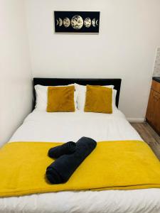 a bedroom with a bed with a yellow blanket at Premium Studio Flat 08 in Central London in London