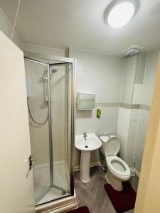 Premium Studio Flat 08 in Central London في لندن: حمام مع دش ومرحاض ومغسلة