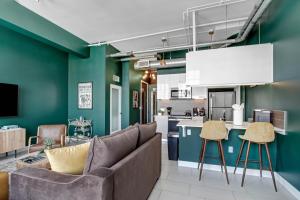 Kuchyň nebo kuchyňský kout v ubytování NYC Styled Loft In DTLA, sleeps 4 with Free Parking!