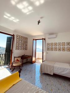 1 dormitorio con 2 camas y vistas al océano en Villa Rosanna en Massa Lubrense