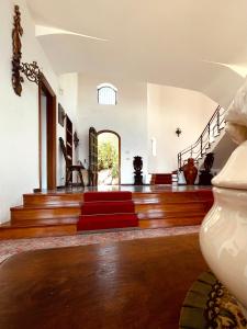 Zimmer mit einer Treppe und roten Teppichböden in der Unterkunft Villa Rosanna in Massa Lubrense