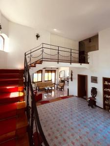 ein Wohnzimmer mit einer Treppe in einem Haus in der Unterkunft Villa Rosanna in Massa Lubrense