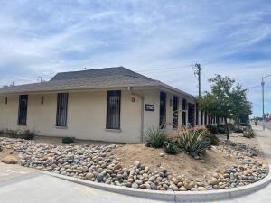 ein Haus mit einem Steingarten davor in der Unterkunft Fresno Vacation Rental 106 in Fresno