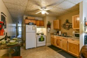 加利納的住宿－Main Street two bedroom in Galena-Great location!，厨房配有白色冰箱和木制橱柜。