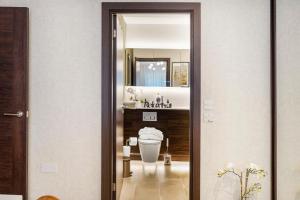 a bathroom with a toilet and a mirror at The WaterHouse Avenue by Kandara 5 Star City Home in Maidstone in Maidstone