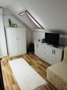 TV a/nebo společenská místnost v ubytování Gabi apartman + 35 fotografií