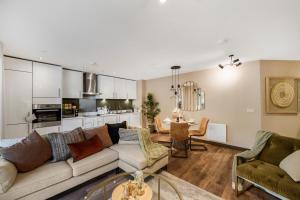 un soggiorno con divano e tavolo di The WaterHouse Avenue by Kandara 5 Star City Home in Maidstone a Maidstone