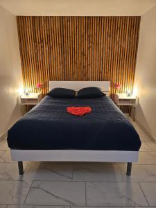 - une chambre avec un lit orné d'une fleur rouge dans l'établissement Maison deux chambres avec terrasse sans vis-à-vis, à Salon-de-Provence