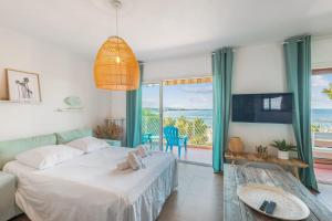 een slaapkamer met een bed en uitzicht op de oceaan bij Appartement de la Montée - Welkeys in Bandol