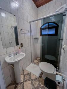 a bathroom with a toilet and a sink and a shower at Suítes O Pinhão e a Mantiqueira in Santo Antônio do Pinhal