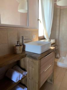 y baño con lavabo blanco y espejo. en Daisies House B&B, en Fonte Nuova