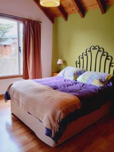 A bed or beds in a room at Lemuhue Cabaña