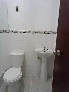 ein Bad mit einem WC und einem Waschbecken in der Unterkunft Bella Guest House in Chachapoyas