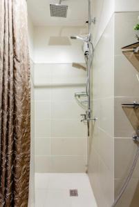 y baño con ducha y cortina de ducha. en The Room: Magic Shop en Tagaytay