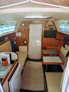 Cette petite chambre comprend une table et des chaises. dans l'établissement New Wave "The best place", à Figueira da Foz