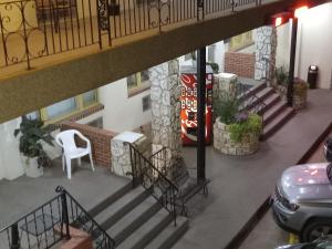 ハバーにあるSiesta Motelの階段と白い椅子のある建物の景色を望めます。