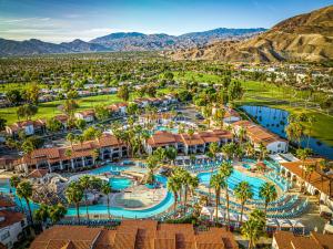 - Vistas aéreas a la piscina del complejo en Omni Rancho Las Palmas Resort & Spa en Rancho Mirage