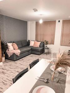 uma sala de estar com um sofá e uma mesa em Newly furnished Apartment, Leicester City Centre em Leicester