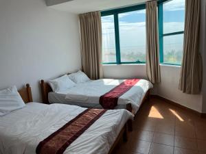 ミリにあるMiri City Centre Condo @ Imperial Mallのベッド2台 ホテルルーム 窓付 +37枚の写真