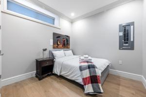 Habitación blanca con cama y ventana en Vancouver Haven: Luxurious Private Bedroom near Attractions, en Vancouver
