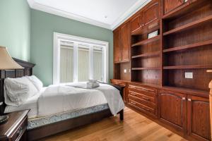 a bedroom with a bed and a desk and a window at Vancouver Haven: Luxurious Private Bedroom near Attractions in Vancouver