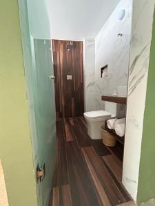 Bagno di Habitación Japandi con baño privado