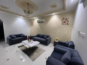Area tempat duduk di شقةكبيره 4 غرف منها 3 غرف نوم اطلاه مجلس صالة 4-room apartment, including 3 bedrooms, a living room, a sitting room, and a view