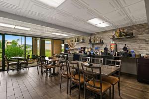 費耶特維爾的住宿－貝斯特韋斯特溫斯套房汽車旅館，一间带桌椅的餐厅和一间酒吧