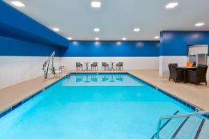 una piscina con sillas y una mesa en una habitación de hotel en Hampton Inn Charlotte Uptown, en Charlotte