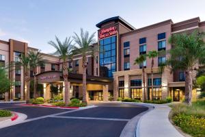 una representación de la entrada a un hotel con palmeras en Hampton Inn & Suites Phoenix Glendale-Westgate en Glendale