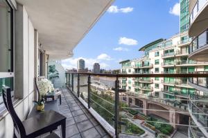 a balcony with a view of a building at Vauxhall large 2bedroom Central London with amazing River View Panoramic Balcony in London