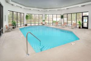 Bazén v ubytování Hampton Inn Oak Ridge Knoxville nebo v jeho okolí