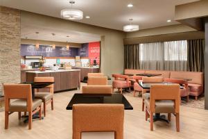 a restaurant with tables and chairs and a counter at Hampton Inn Oak Ridge Knoxville in Oak Ridge