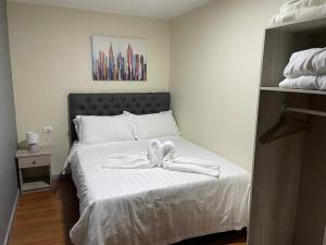Un dormitorio con una cama con toallas blancas. en Illary Hoteles, en Pozo Almonte