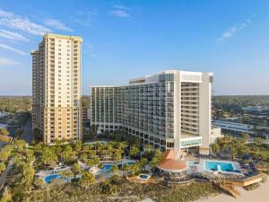 una vista aérea de un complejo con 2 edificios altos en Hilton Myrtle Beach Resort, en Myrtle Beach