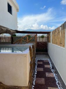 un balcone con piscina e recinzione in legno di Hotel Casa-Noria Acapulco ad Acapulco