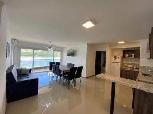 a kitchen and living room with a table and chairs at Departamento Veneto Village, Parque Siquiman, Carlos Paz in Villa Parque Siquiman
