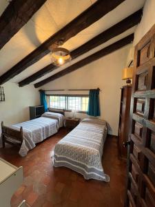 duas camas num quarto com cortinas azuis em Luxury Villa con Piscina y Tenis em Argés