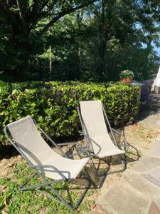 deux chaises longues assises l'une à côté de l'autre dans l'établissement Bellagio Panorama, à Bellagio
