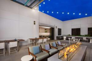 Ruang duduk di DoubleTree by Hilton Chandler Phoenix, AZ