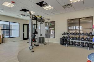 einen Fitnessraum mit mehreren Laufbändern in der Unterkunft DoubleTree by Hilton Chandler Phoenix, AZ in Chandler