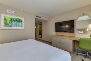 Televisyen dan/atau pusat hiburan di DoubleTree by Hilton Chandler Phoenix, AZ