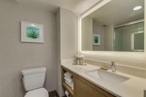 Bilik mandi di DoubleTree by Hilton Chandler Phoenix, AZ