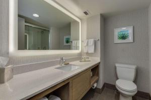 Bilik mandi di DoubleTree by Hilton Chandler Phoenix, AZ