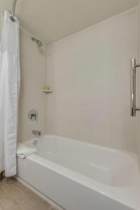 Bilik mandi di DoubleTree by Hilton Chandler Phoenix, AZ