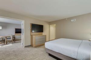 Televisyen dan/atau pusat hiburan di DoubleTree by Hilton Chandler Phoenix, AZ