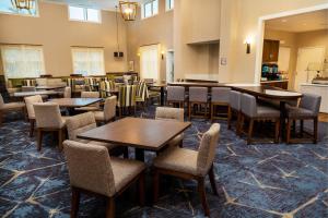 une salle à manger avec des tables et des chaises dans l'établissement Homewood Suites By Hilton Rancho Cordova, Ca, à Rancho Cordova